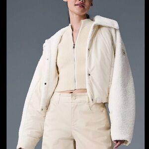 Sold out-ALO Yoga Sherpa Cozy Escape Puffer